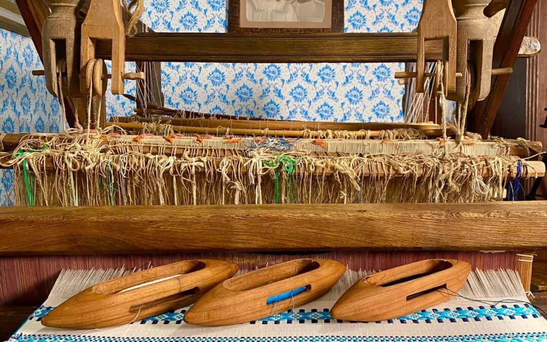 Tkanie a vytkávanie vzorov na krosnách v obci Selenča